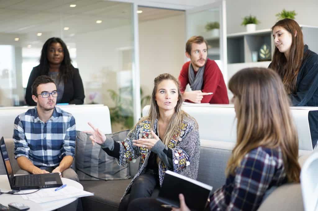 Collègues au bureau